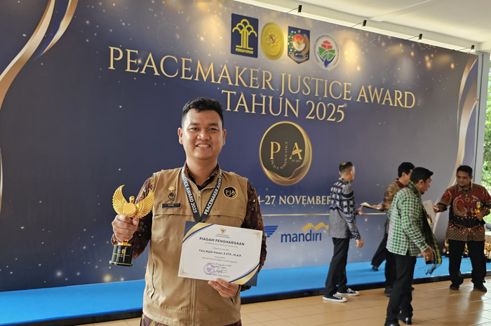 SELAMAT: Lurah Kuripan Faiq Najib Hasan saat menerima penghargaan Nasional.