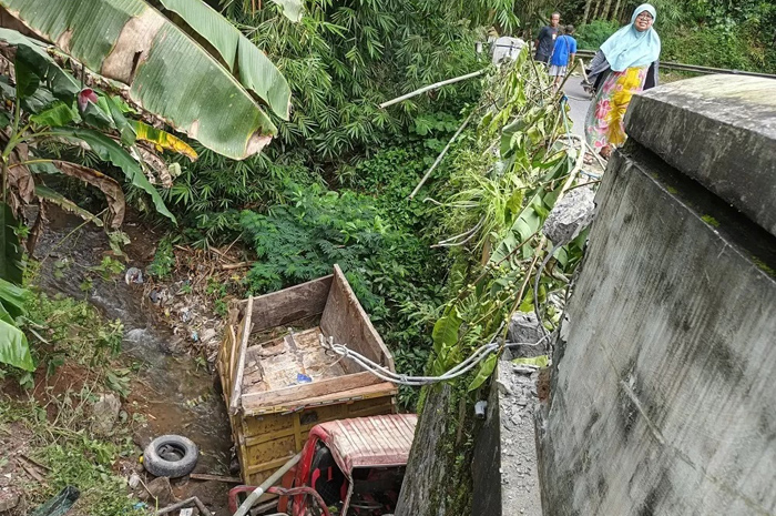 Truk tanpa muatan bernopol BM 9537 DF terjun ke sungai di Jalan Blabak-Candimulyo, Kabupaten Magelang Kamis (27/11/2025)