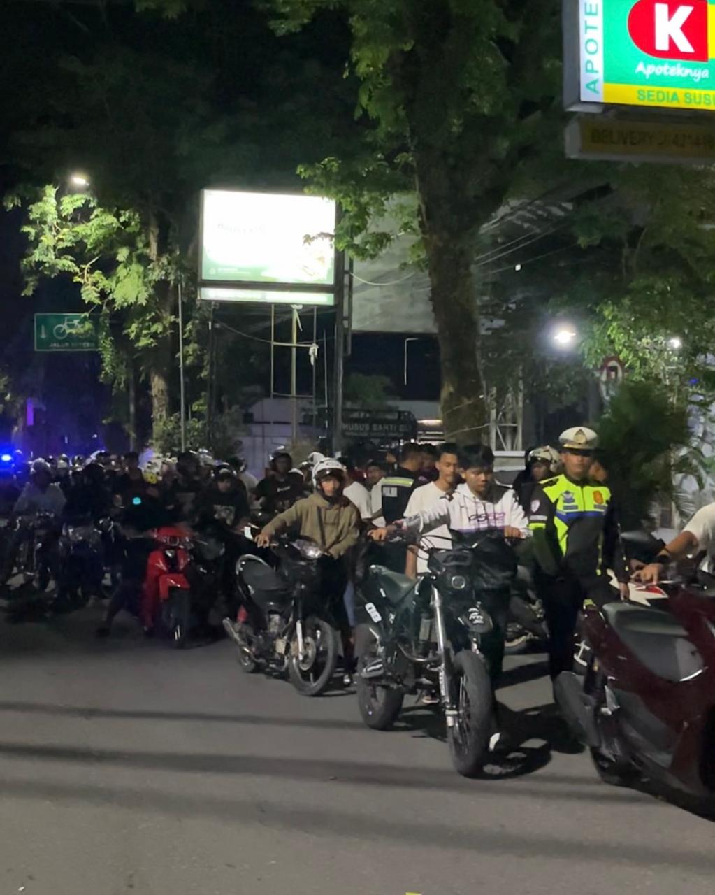 RAZIA: Satlantas Polres Grobogan saat mengamankan puluhan pelajar di Jalan r Suprapto Purwodadi.