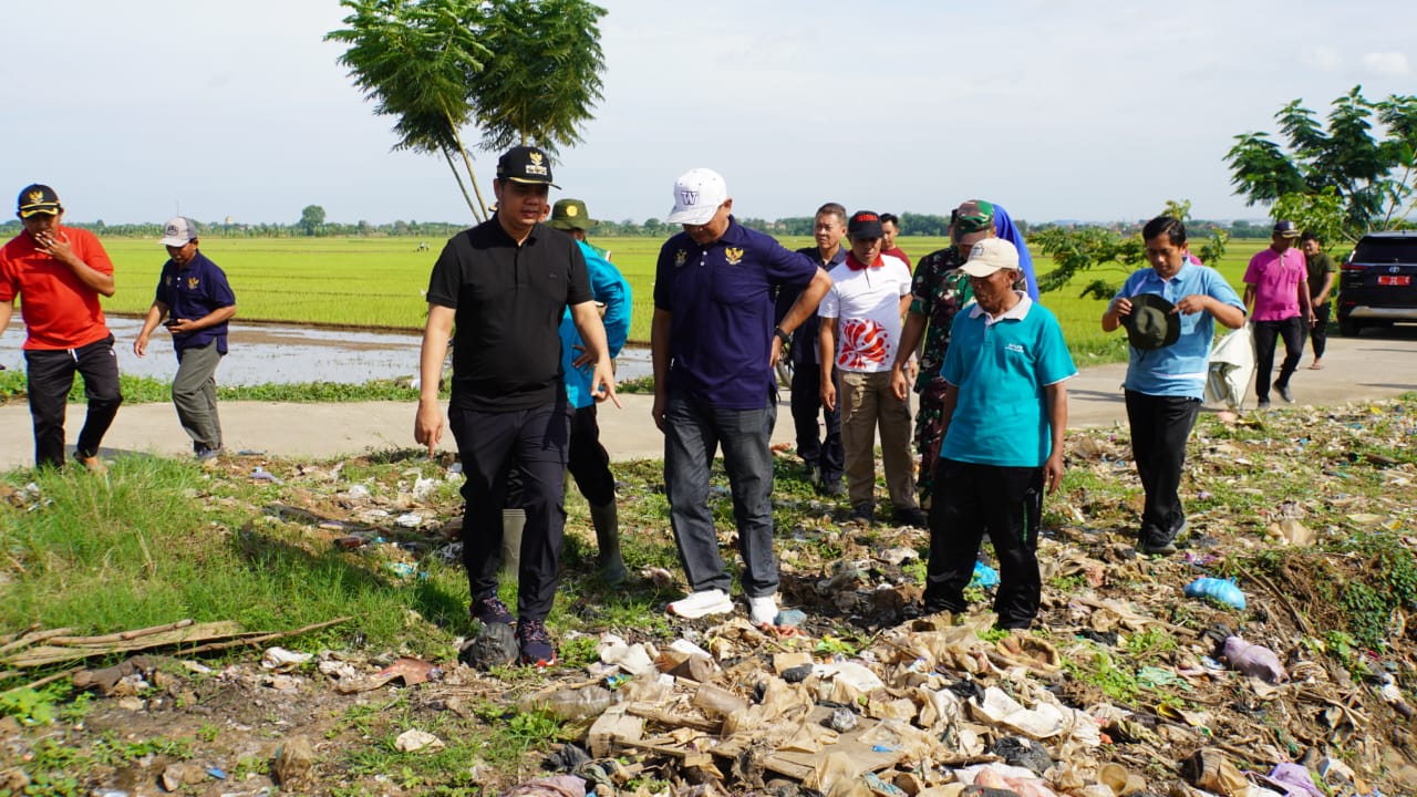 TEGAS: Bupati Jepara Witiarso Utomo meninjau kebersihan lingkungan ke desa-desa.