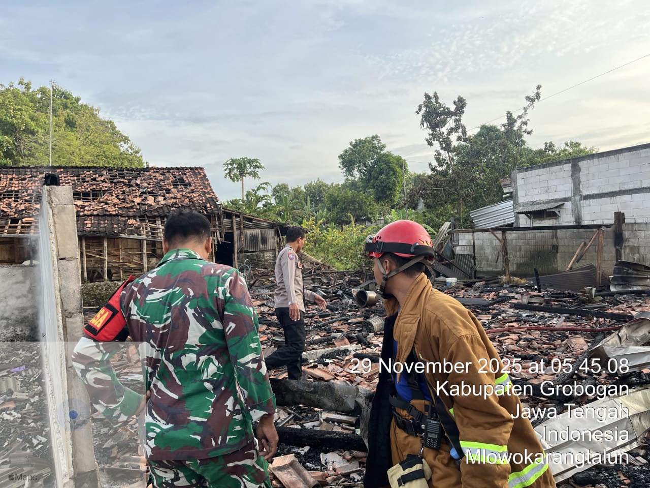TERBAKAR: Dua rumah di Desa Mlowokarangtalun ludes dilalap si jago merah.