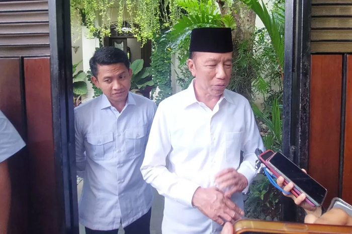Mantan Presiden Jokowi beri keterangan kepada wartawan di kediamannya, Jumat (28/11).