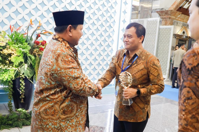 Gubernur Jateng Ahmad Luthfi menerima penghargaan dalam Pertemuan Tahunan Bank Indonesia dan Rakornas Pengendalian Inflasi di Gedung Bank Indonesia, Jakarta.