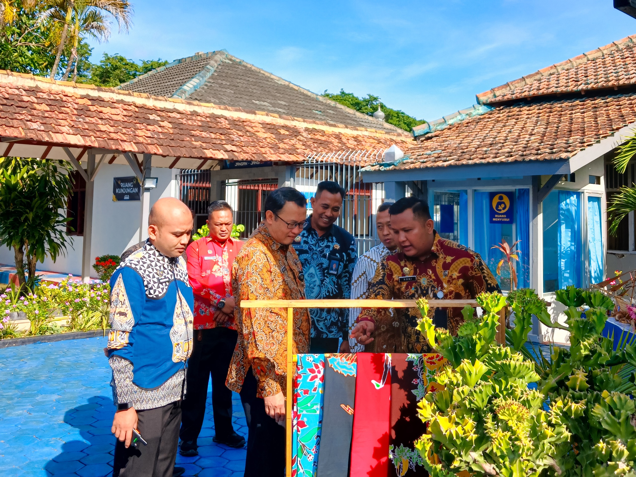 BERIKAN APRESIASI &ndash; Kepala Pusat Data, Informasi, dan Komunikasi Publik Kementerian Imigrasi dan Pemasyarakatan, M. Akbar Hadi Prabowo melihat produk UMKM karya warga binaan Lapas Purwodadi