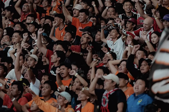 Sebanyak 56.150 penonton resmi tercatat dalam pertandingan Persija Jakarta vs PSIM Yogyakarta.