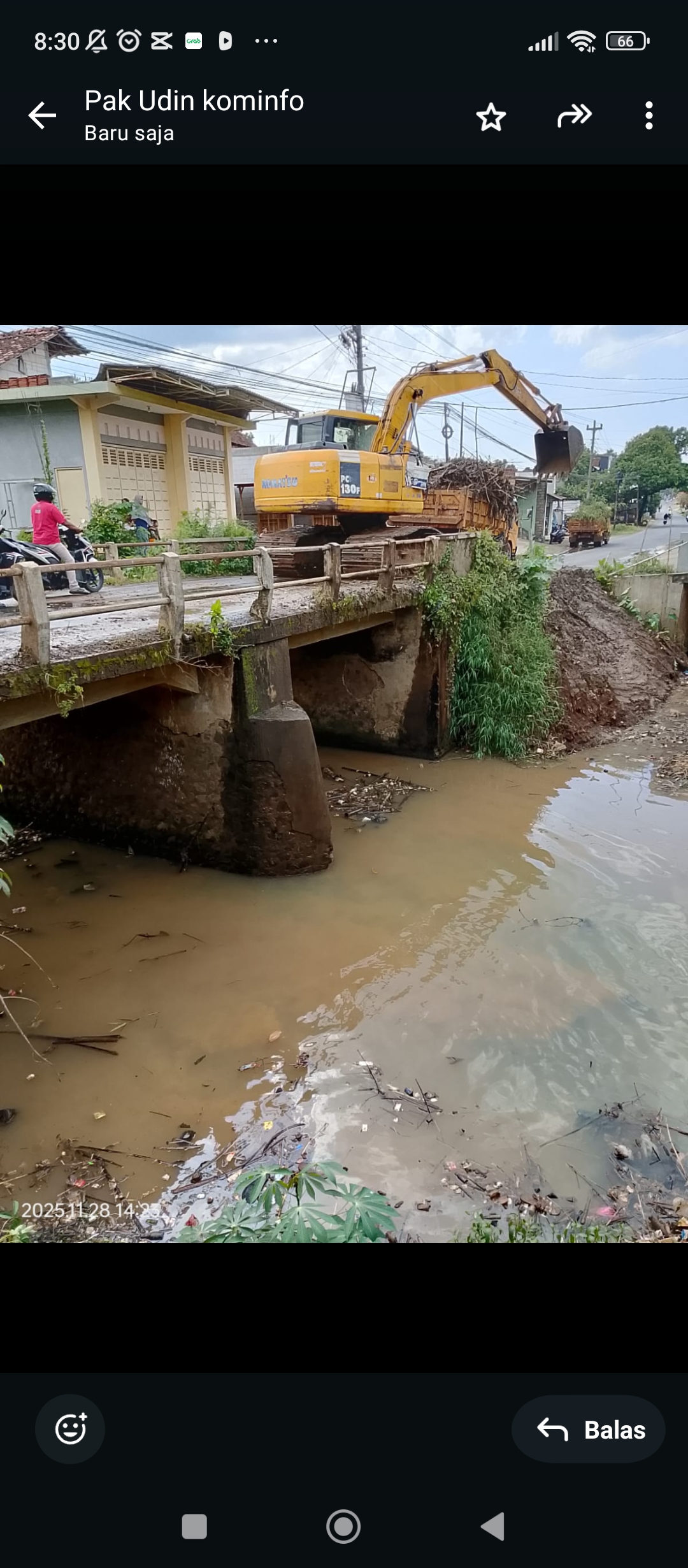 BERSIH: Alat berat dikerahkan untuk mengangkut tumpukan sampah di salah satu sungai.