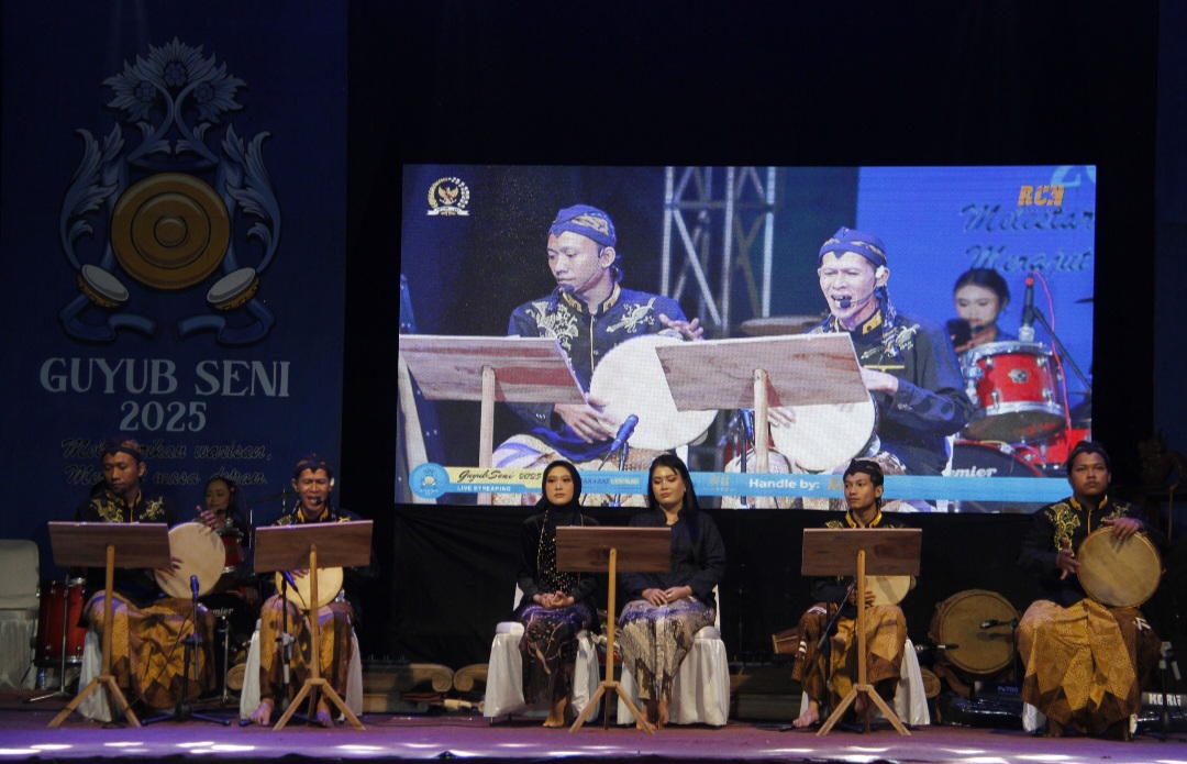 KHIDMAT: Para pemain kentrung unjuk kebolehannya.