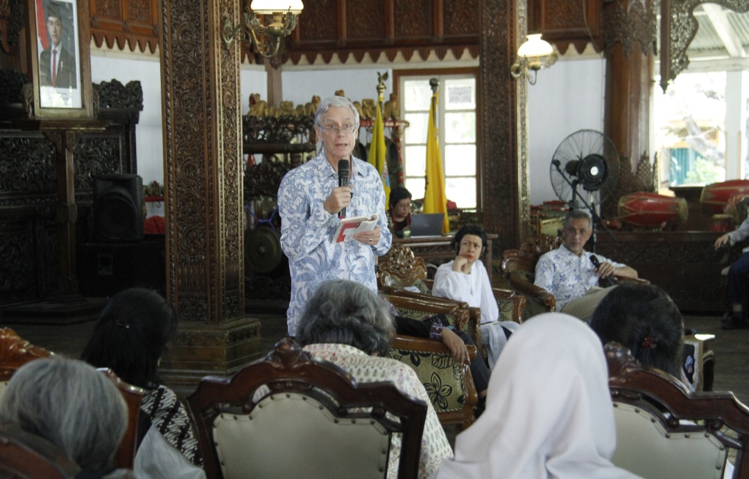 ANTUSIAS: Sejarawan Peter Carey tengah memantik diskusi dalam seminar kebangsaan yang mengusung tema sosok Roekmini.