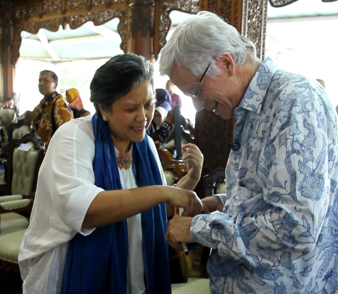 PEDULI: Wakil Ketua MPR RI Lestari Moerdijat bersama dengan Sejarawan Peter Carey tengah berdiskusi di Pendapa Museum Kartini Jepara pada Sabtu (29/11).