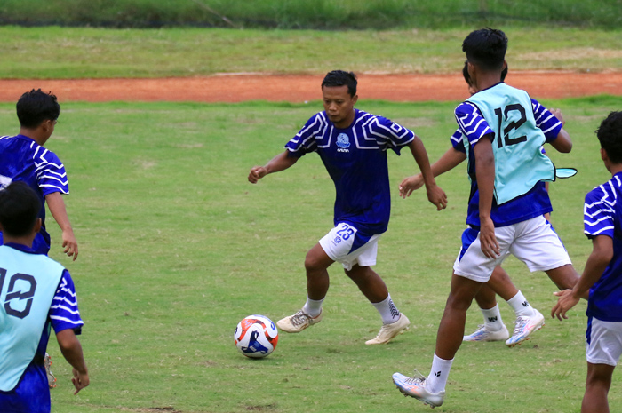 KEMRINGET: Para pemain Persipa Pati saat latihan ringan di kawasan Borobudur Magelang jelang laga perdana.