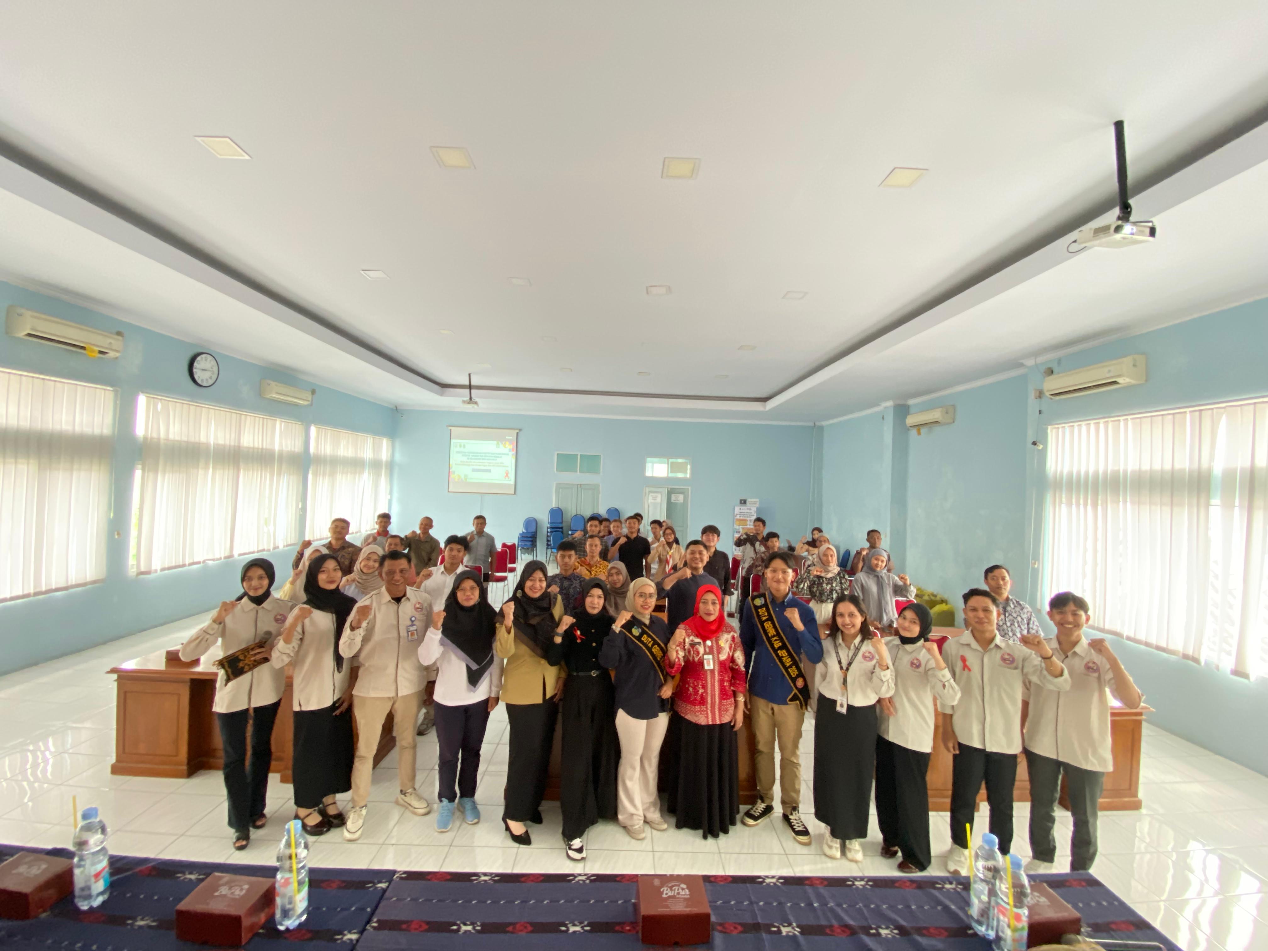 SINERGIS: Para peserta orientasi sepakat untuk saling peduli terhadap sesama.