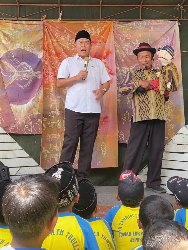 Dari kiri Ketua DPRD Jepara Agus Sutisna dan Pendongeng Jepara Amin Sururi