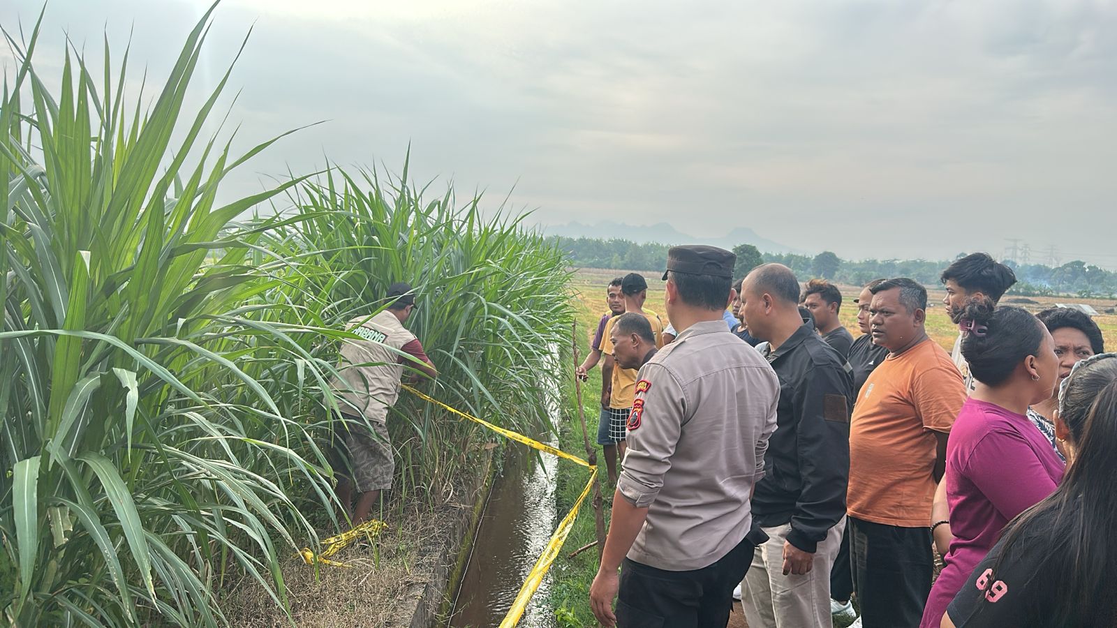 AMANKAN: Aparat kepolisian memasang garis polisi di area TKP.