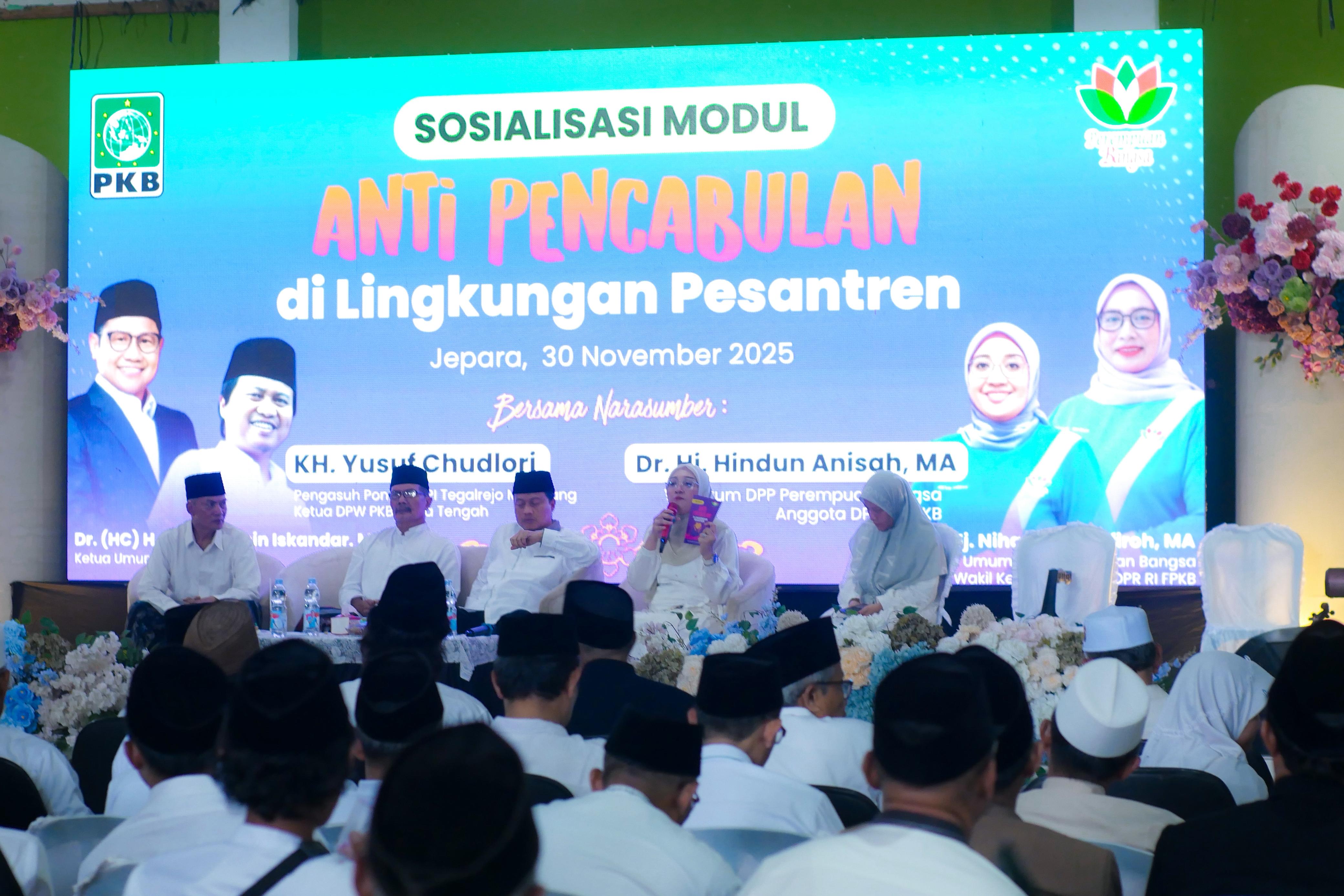 INTERAKTIF: Bunda Hindun tengah memberikan sosialisasi modul anti pencabulan di lingkungan pesantren.