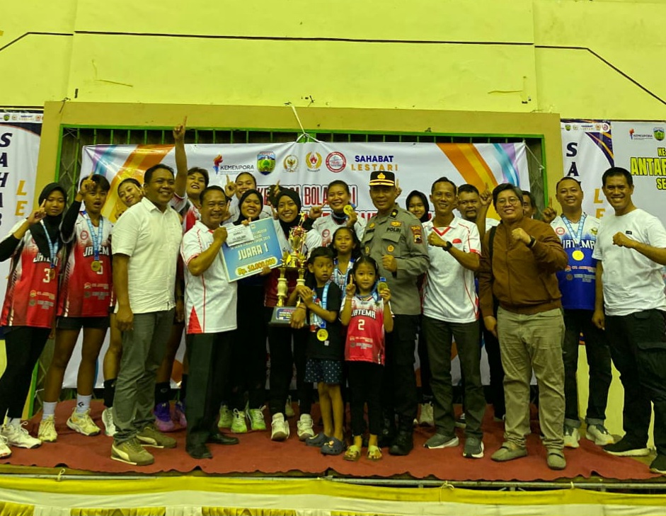 JAWARA: Penyerahan piala kepada Jatema Karanggondang sebagai juara Kejurda Voli Putri pada malam final Kamis (27/11) di Gedung Wanita Jepara.