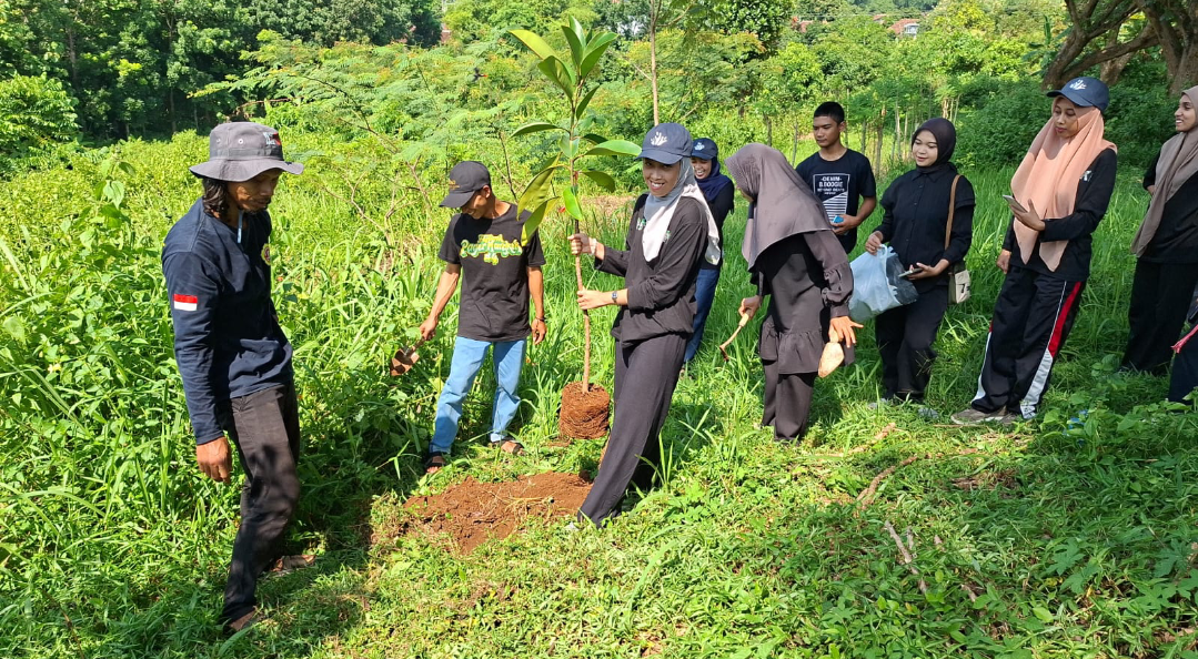 HIJAUKAN: Peserta aksi lingkungan From Trash to Trees Part 2 menanam pohon di Desa Lau, Kudus, Minggu (30/11). (ANDIKA TRISNA SAPUTRA/RADAR KUDUS)