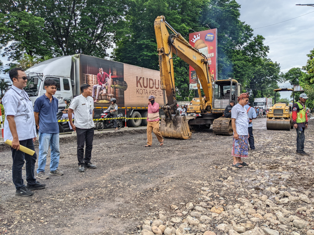 PROYEK: Salah satu proyek pembangunan jalan yang telah berlangsung di tahun 2025, belum lama ini. (ANDIKA TRISNA SAPUTRA/RADAR KUDUS)