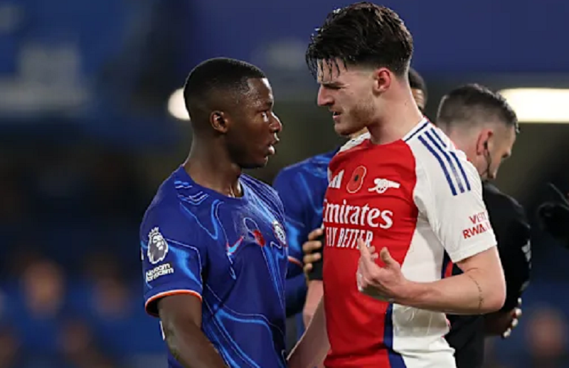 Moises Caicedo adu argumen dengan Declan Rice
