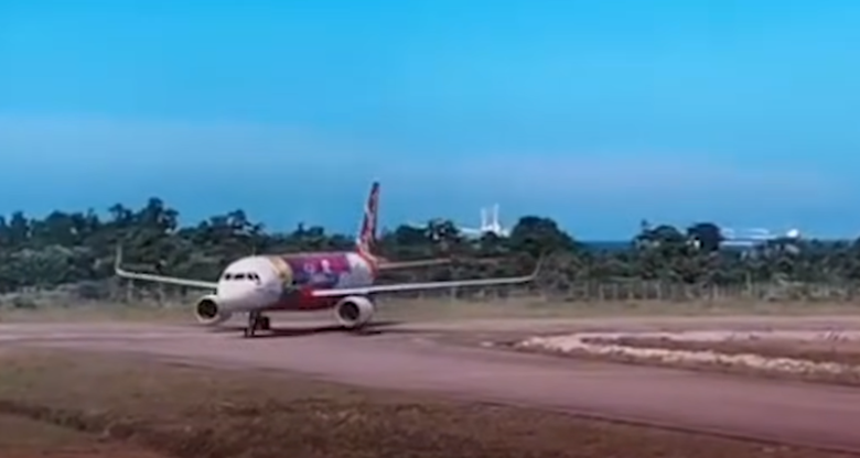 Ilustrasi pesawat akan terbang di Bandara IMIP. Ijinnya akan Dicabut Status Internasionalnya! Ada Apa Sebenarnya di Morowali?