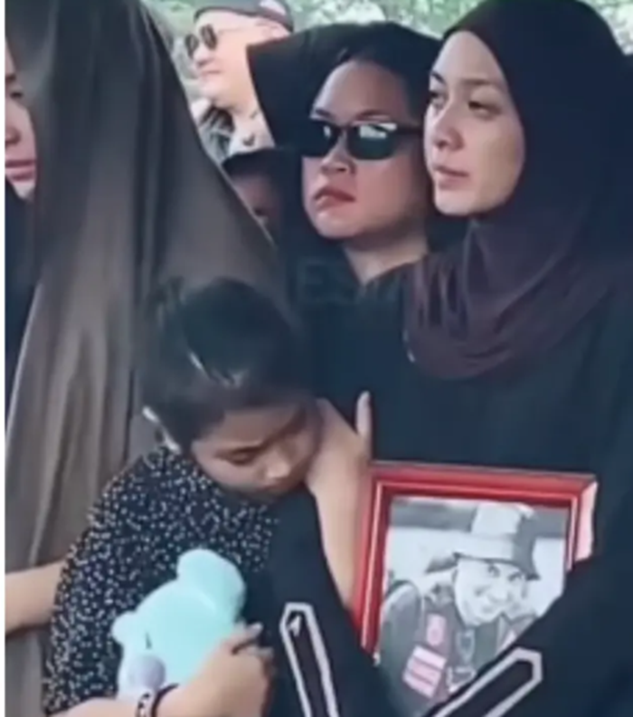 Tangis Pecah di Tanah Kusir: Detik-Detik Anak Gary Iskak Rangkul Ibunya yang Hancur di Pemakaman