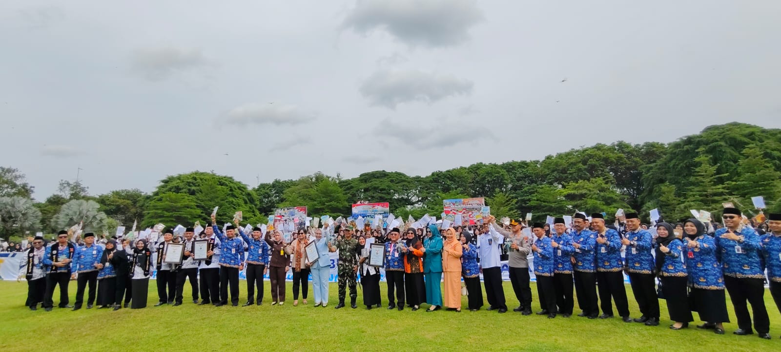 FOTO BERSAMA &ndash; Wakil Bupati Grobogan Sugeng Prasetyo, Forkopinda, Kepala Dinas Pendidikan Purnyomo dan Seribu Guru Penulis Buku foto bersama usai mendapatkan penghargaan rekor MURI di Purwodadi