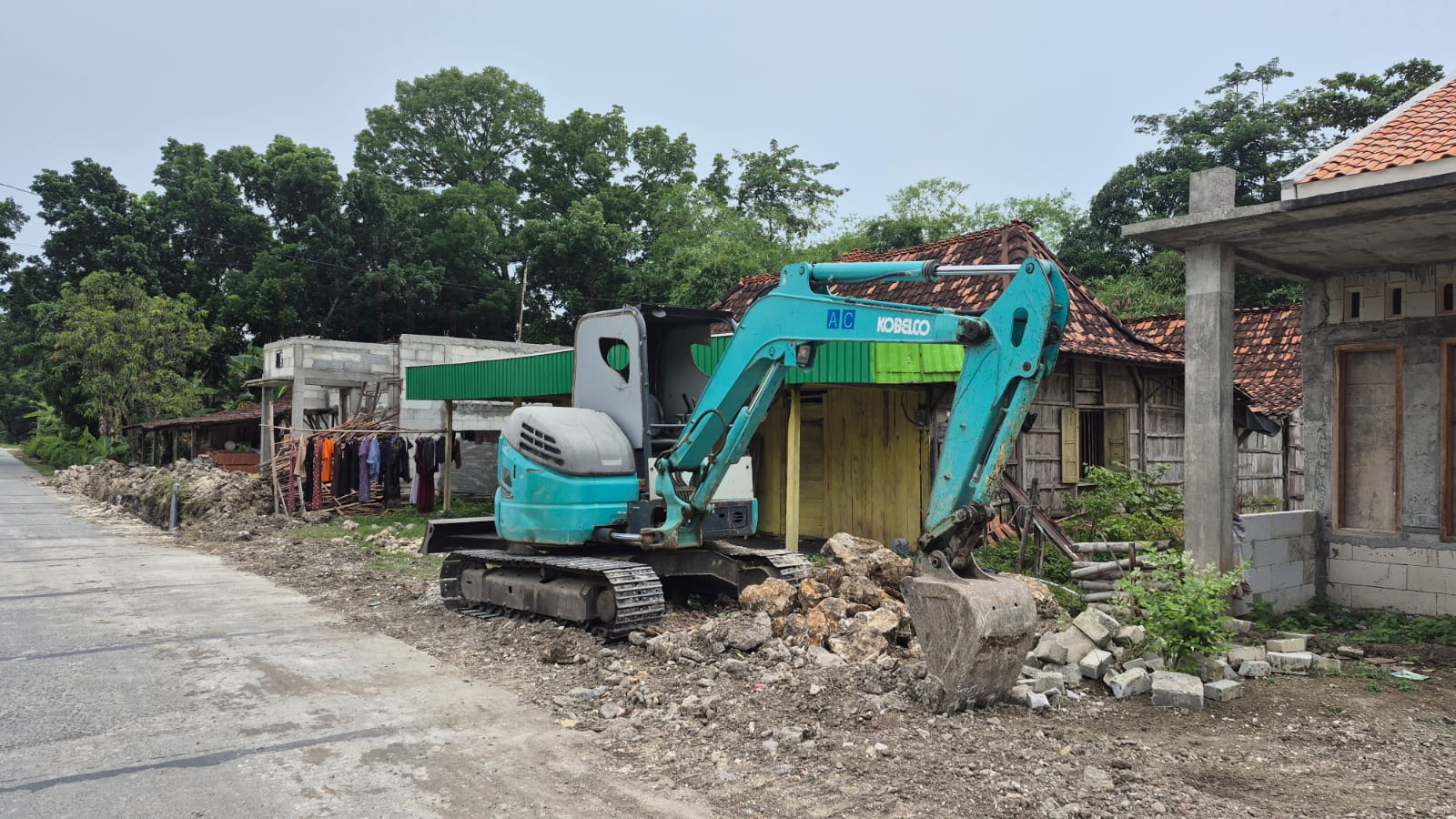 DIGALI &ndash; Galian di depan rumah warga Desa Krajan, Desa Mangunrejo, Kecamatan Pulokulon diprotes warga setempat karena tidak izin.