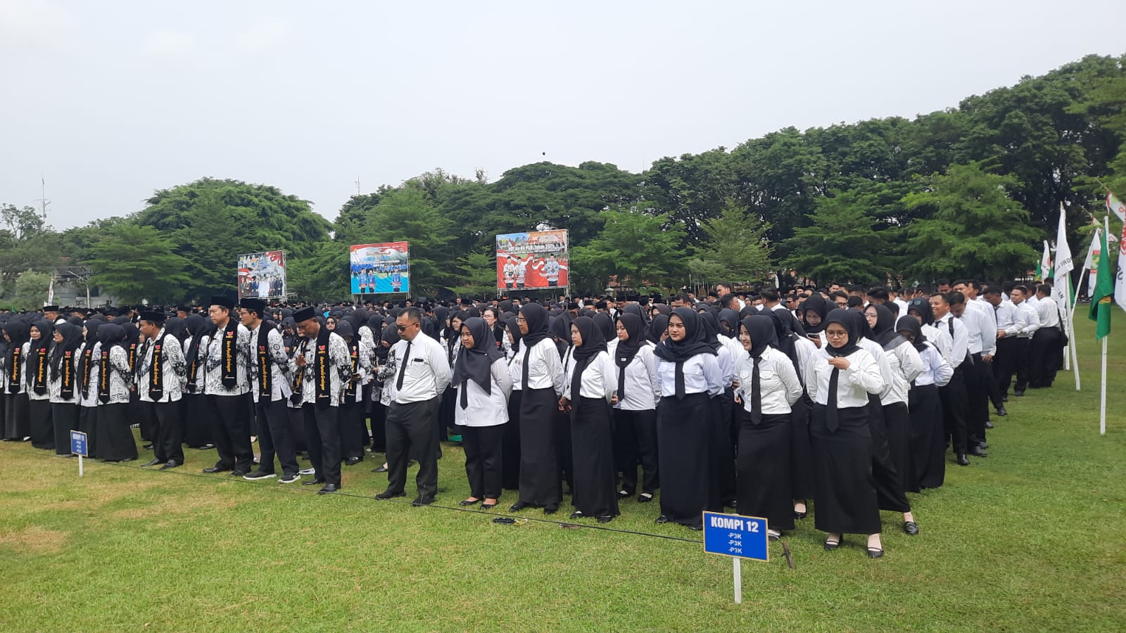 SELAMAT: Sebanyak 100 peserta PPPK Paruh Waktu saat menerima SK di Alun-Alun Purwodadi.