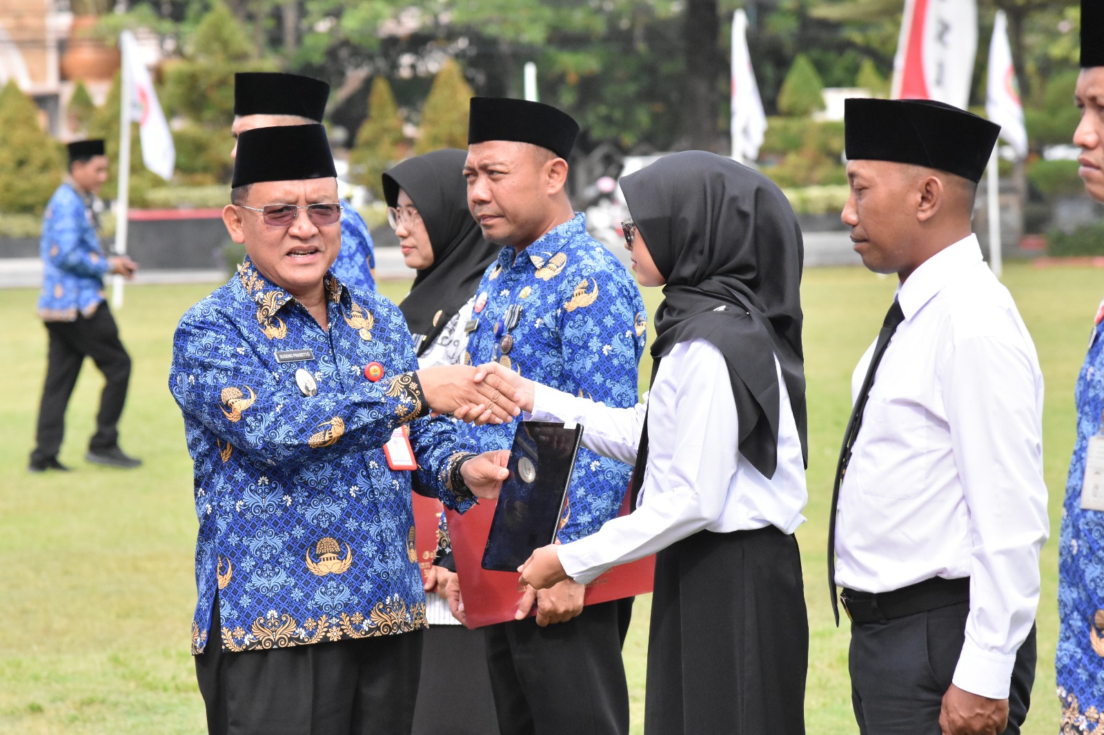 MENYERAHKAN: Wakil Bupati Grobogan Sugeng Prasetyo saat menyerahkan SK PPPK Paruh Waktu.