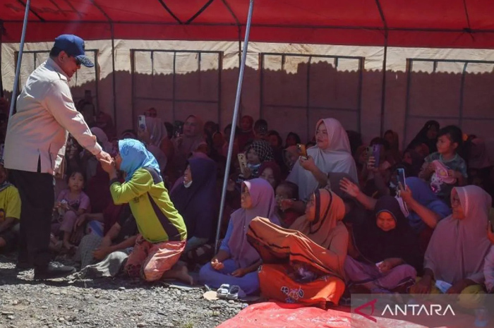 Presiden Prabowo Subianto (kiri) menyapa para pengungsi terdampak banjir bandang di posko pengungsian di Bambel Baru, Kabupaten Aceh Tenggara, Aceh, Senin (1/12/2025)
