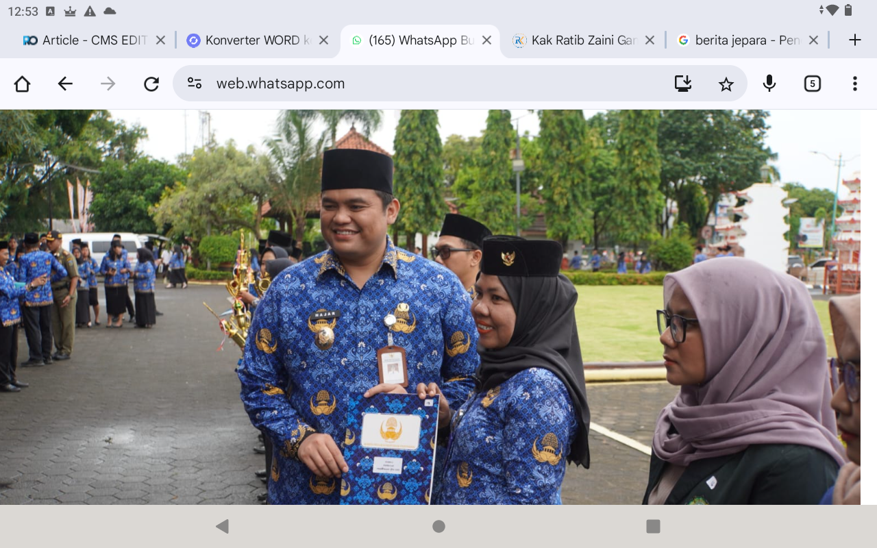 SUMRINGAH: Wabup Jepara Gus Hajar saat menyerahkan sejumlah penghargaan saat peringatan HUT KORPRI, DWP, dan Hari AIDS Sedunia di Setda Jepara pada Senin (1/12).
