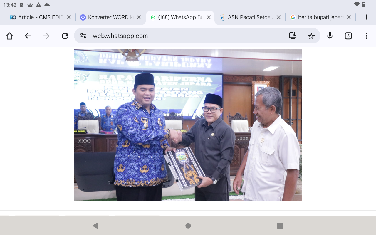 KEBUT: Wabup Jepara Gus Hajar (kiri) menyerahkan draf Ranperda kepada Ketua DPRD Jepara Agus Sutisna didampingi Wakil Ketua DPRD Jepara Junarso.