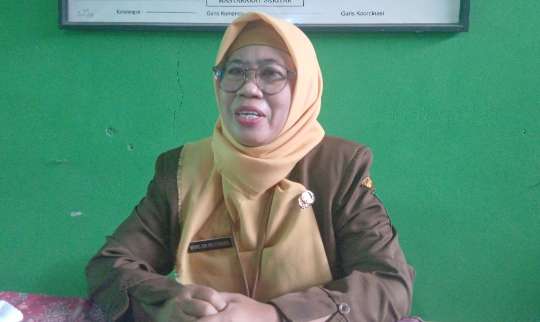 TEGAS: Guru kelas VI SD N 1 Sidomulyo Woro Sri Muryowati saat memberikan keterangan.