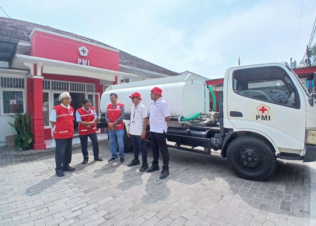 PEDULI: Ketua PMI Blora, Sutikno Slamet (paling kiri) saat melepas personil dan truk tangki yang akan diberangkatkan ke Sumatera.