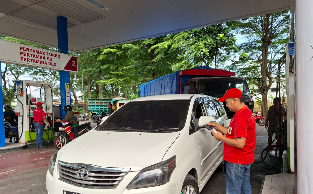 LAYANAN: Petugas SPBU menggunakan aplikasi MyPertamina dalam melayani konsumen, Senin (1/12). (ANDIKA TRISNA SAPUTRA/RADAR KUDUS)