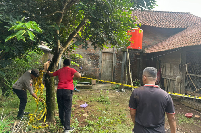 AMANKAN: Aparat kepolisian memasang garis polisi di area TKP.