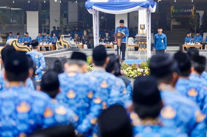 Gubernur Jawa Tengah Ahmad Luthfi&nbsp;menjadi Inspektur Upacara Peringatan HUT Ke-54 Korpri tingkat Provinsi Jateng di Halaman Kantor Gubernur, Senin (1/12/2025).