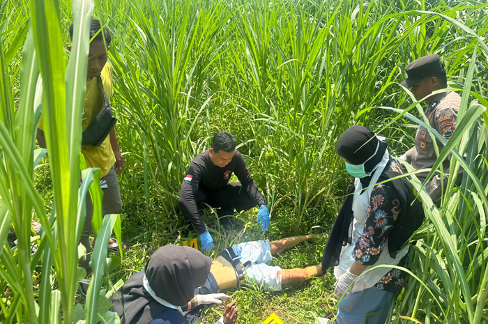 GERAK CEPAT: Polisi mengidentifikasi jenazah korban dan memasang police line di TKP kemarin.