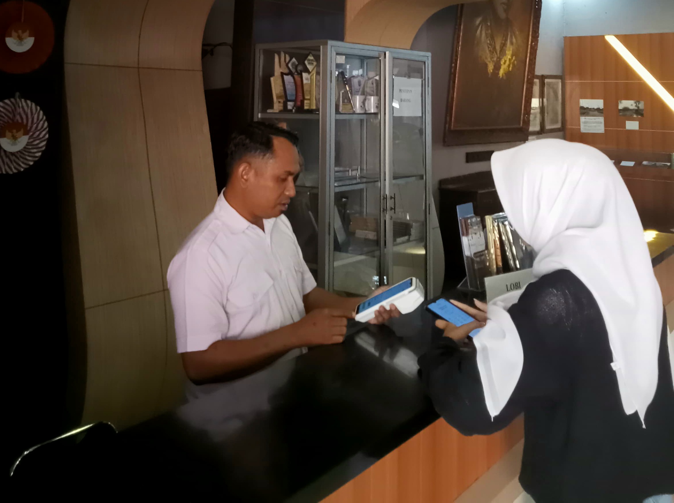 TEPAT GUNA: Pegawai di Museum Kartini Abdul Latif tengah melayani pembelian tiket pengunjung pada Senin (1/12).