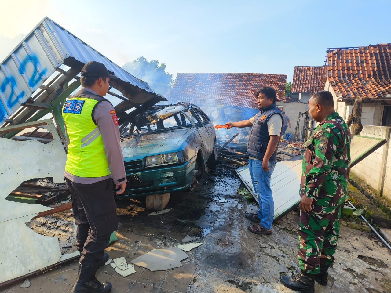 PANTAU: Personil Polsek Kunduran saat melakukan olah TKP di lokasi kebakaran di Desa Sambiroto Kecamatan Kunduran (02/12).