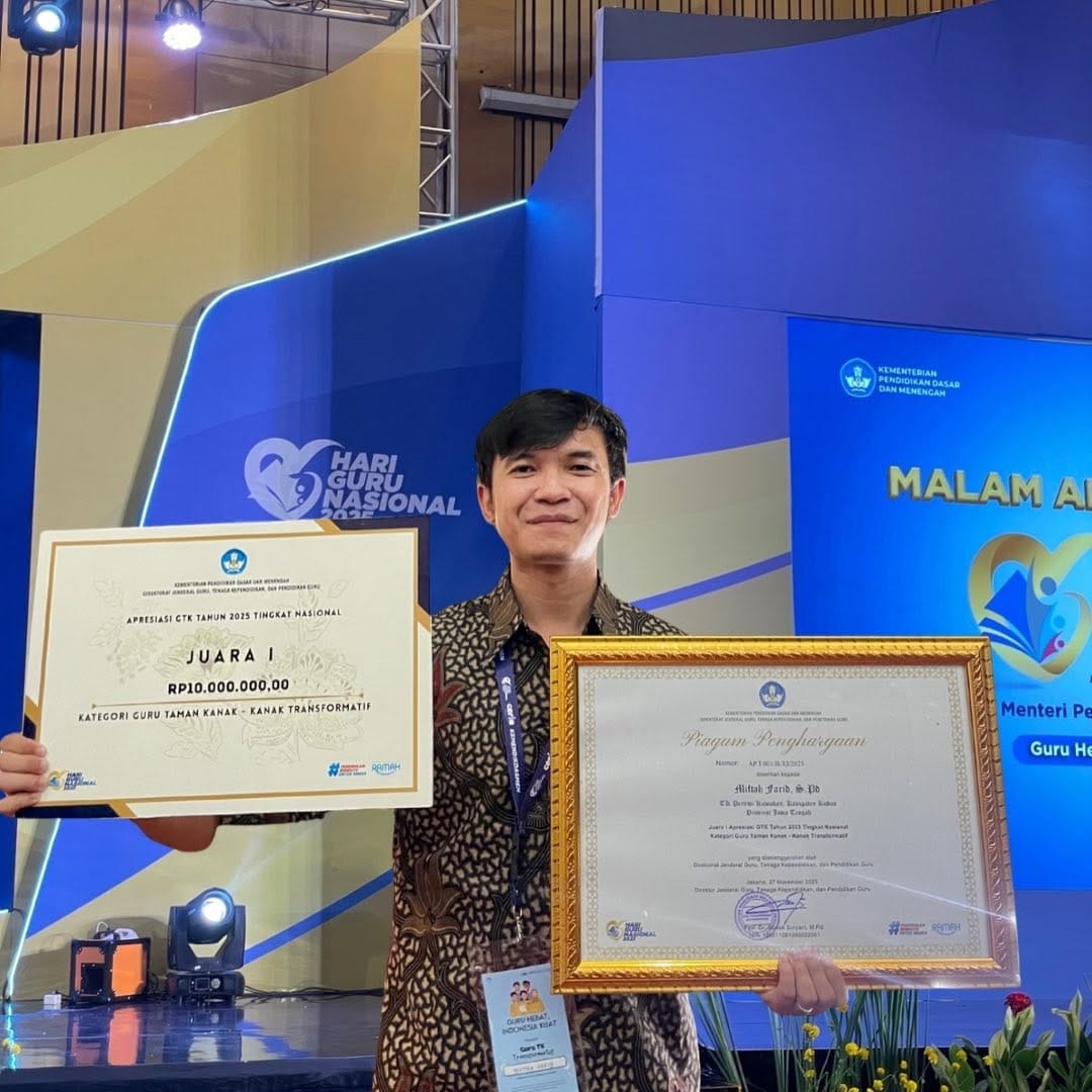 JUARA: Fafa menunjukkan piagam juara I Nasional ajang Guru TK Terinovatif