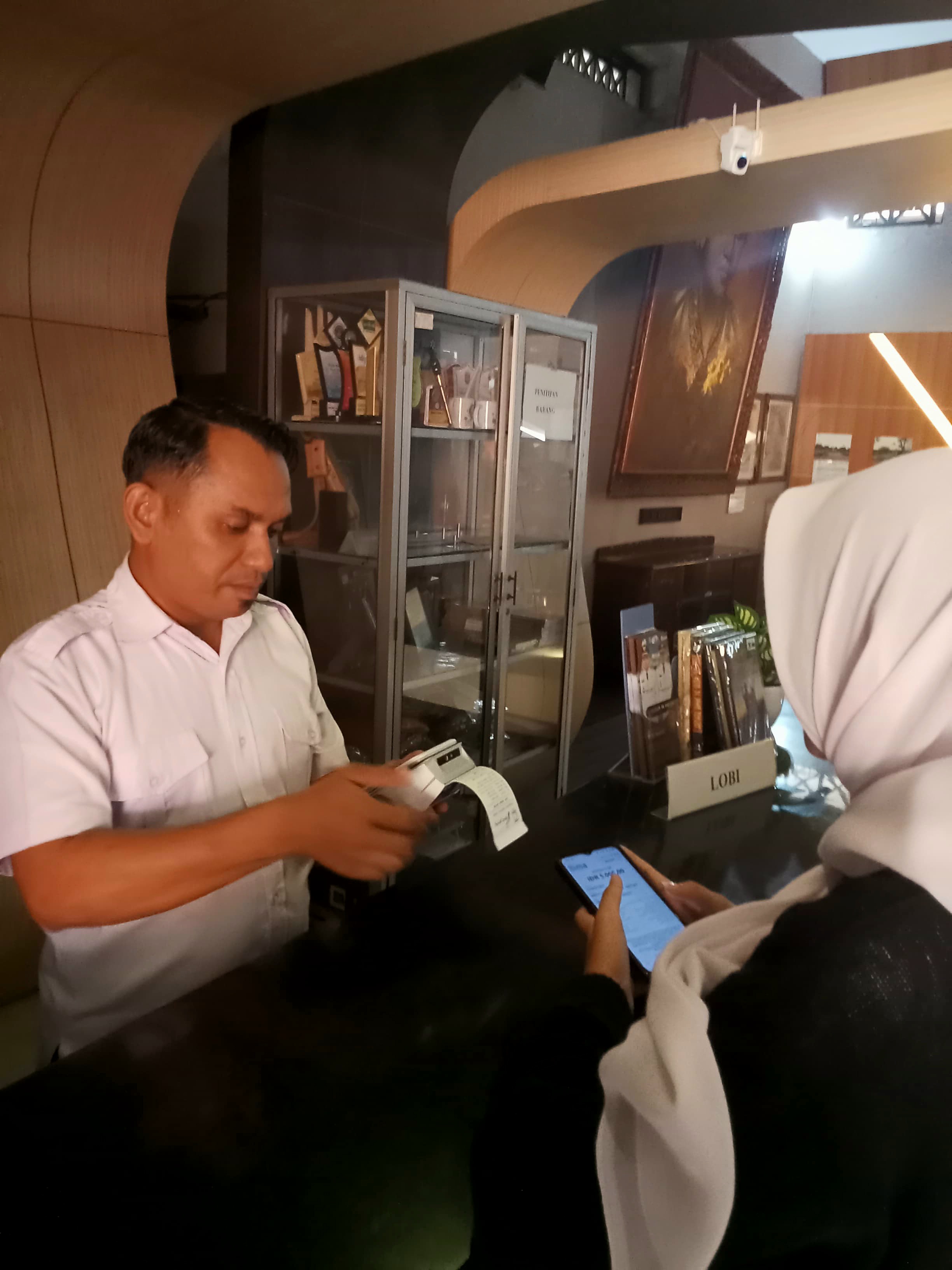 NONTUNAI: Petugas Wisata Jepara melayani pengunjung dengan pembayaran QRIS.