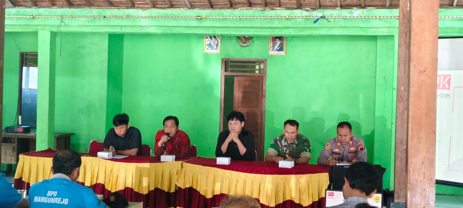 BERIKAN PENJELASAN &ndash; Kepala Desa Mangunrejo Muslih (dua dari kiri) bersama management PT Pungkok Indonesia memberikan penjelasan kepada warga dalam sosialisasi pembangunan saluran air tanah
