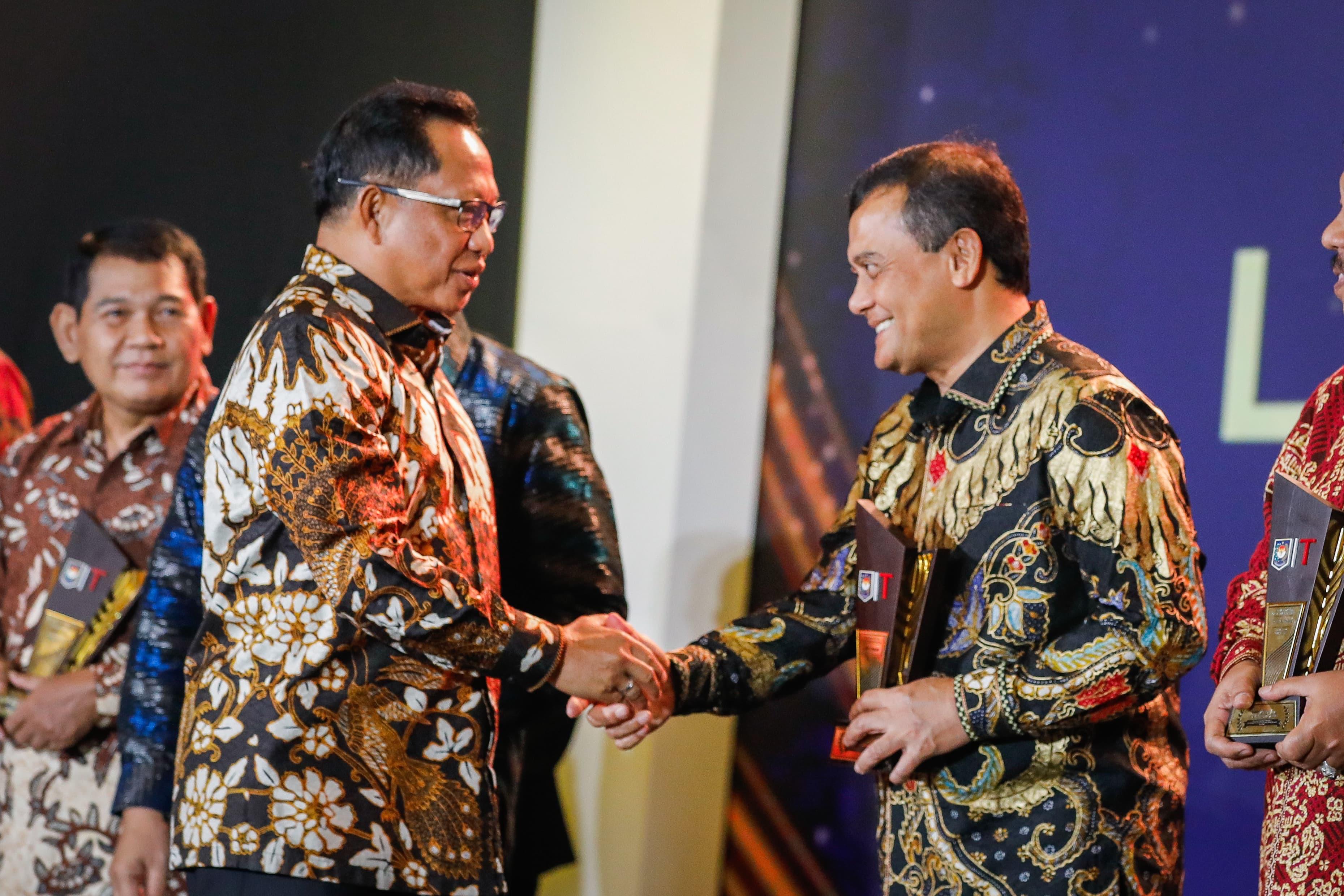 Gubernur Ahmad Luthfi mendapat penghargaan sebagai Layanan Kesehatan Terbaik dari Kemendagri