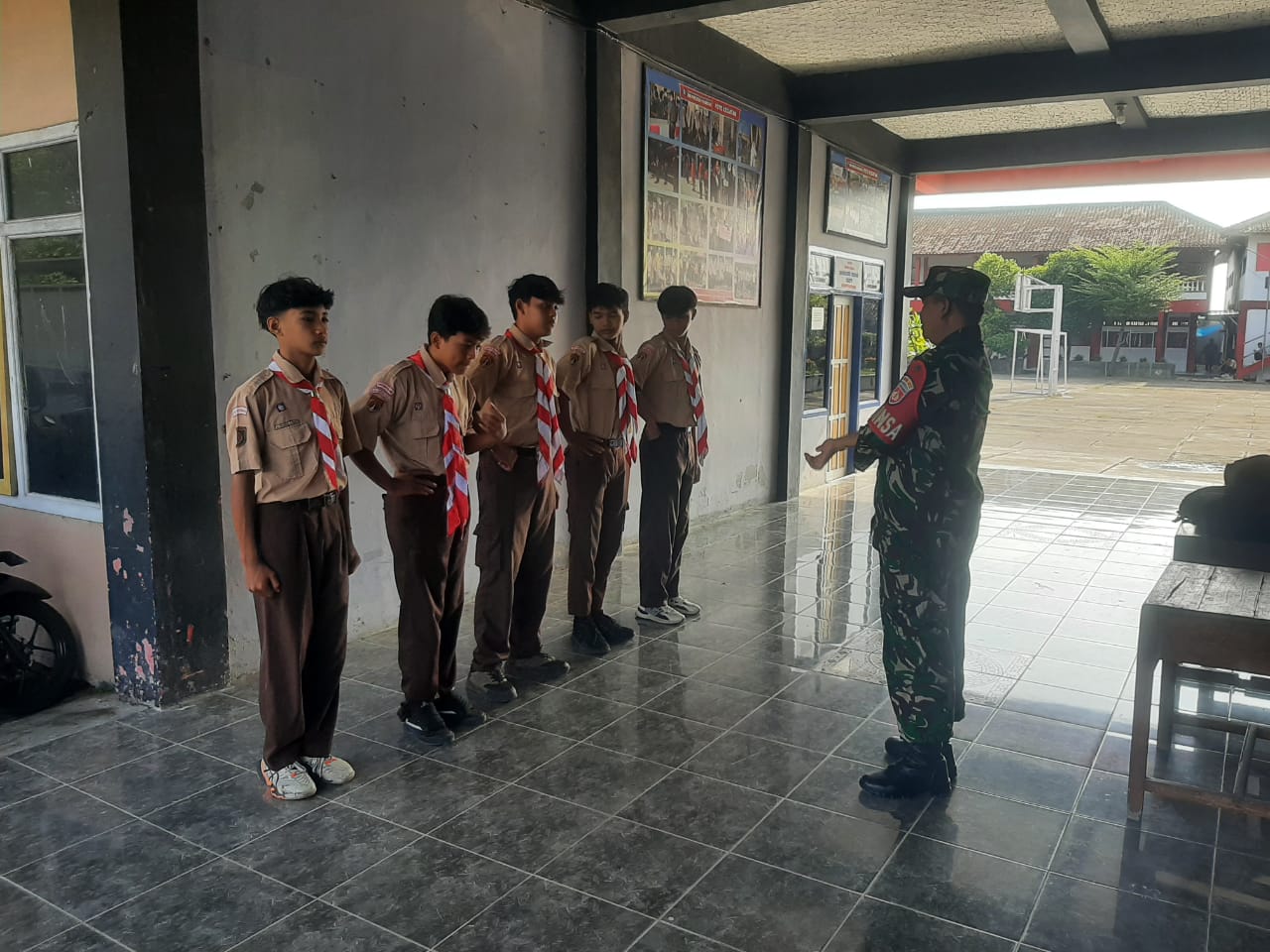 DIBINA: Babinsa Koramil 01/Purwodadi saat membina sejumlah siswa di SMK Pancasila Purwodadi.