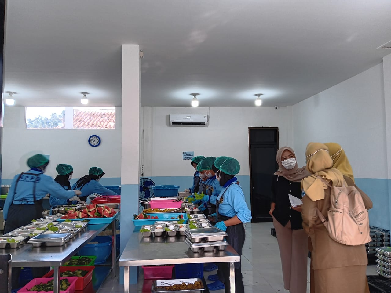 MENINJAU: Petugas saat meninjau sejumlah SPPG.