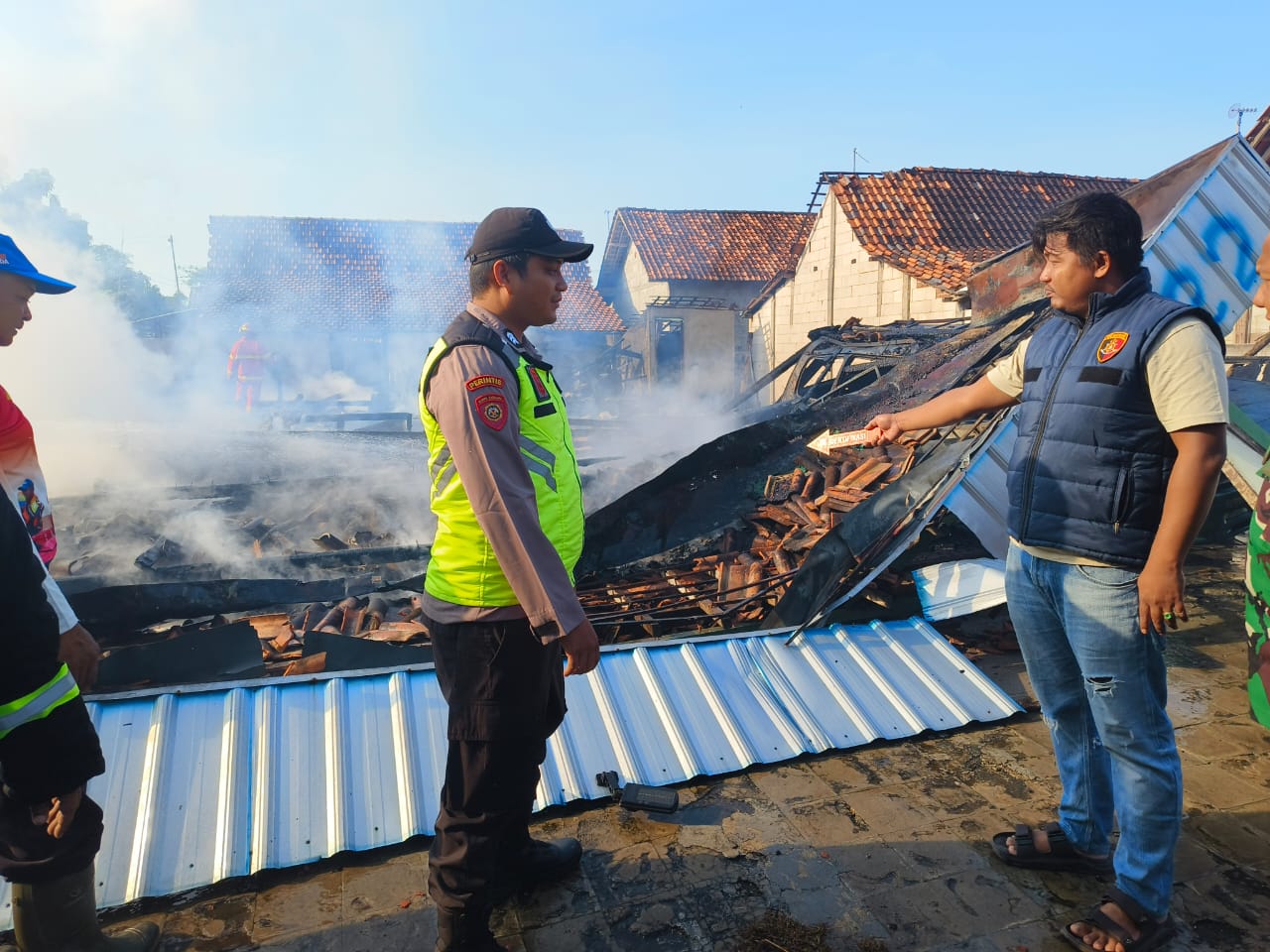 Diduga akibat sepuntung rokok, mobil, motor, sertifikat hingga rumah di Dukuh Baran Desa Sambiroto Kecamatan Kunduran Blora ludes terbakar pada Selasa (02/12). Kerugian mencapai Rp 300 juta