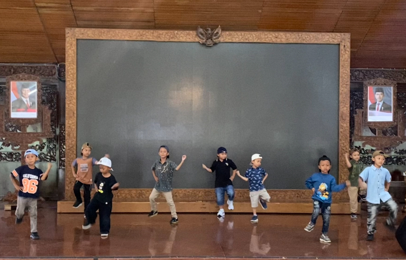 GLADI BERSIH: Anak-anak dari TK Pertiwi Setda sedang latihan tari untuk pentas seni pada final festival mewarnai di Pendopo Rumah Dinas Bupati Blora kemarin.