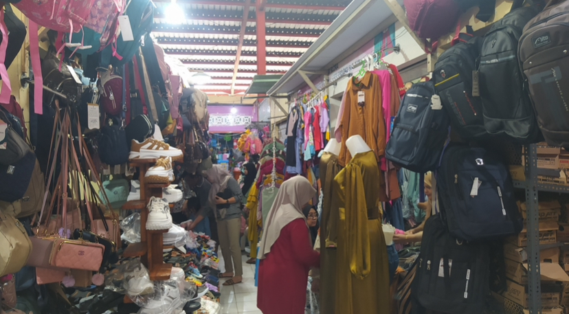 RETRIBUSI : Pedagang Pasar Sidomakmur Blora kebanjiran pembeli saat menjelang bulan masuk sekolah.
