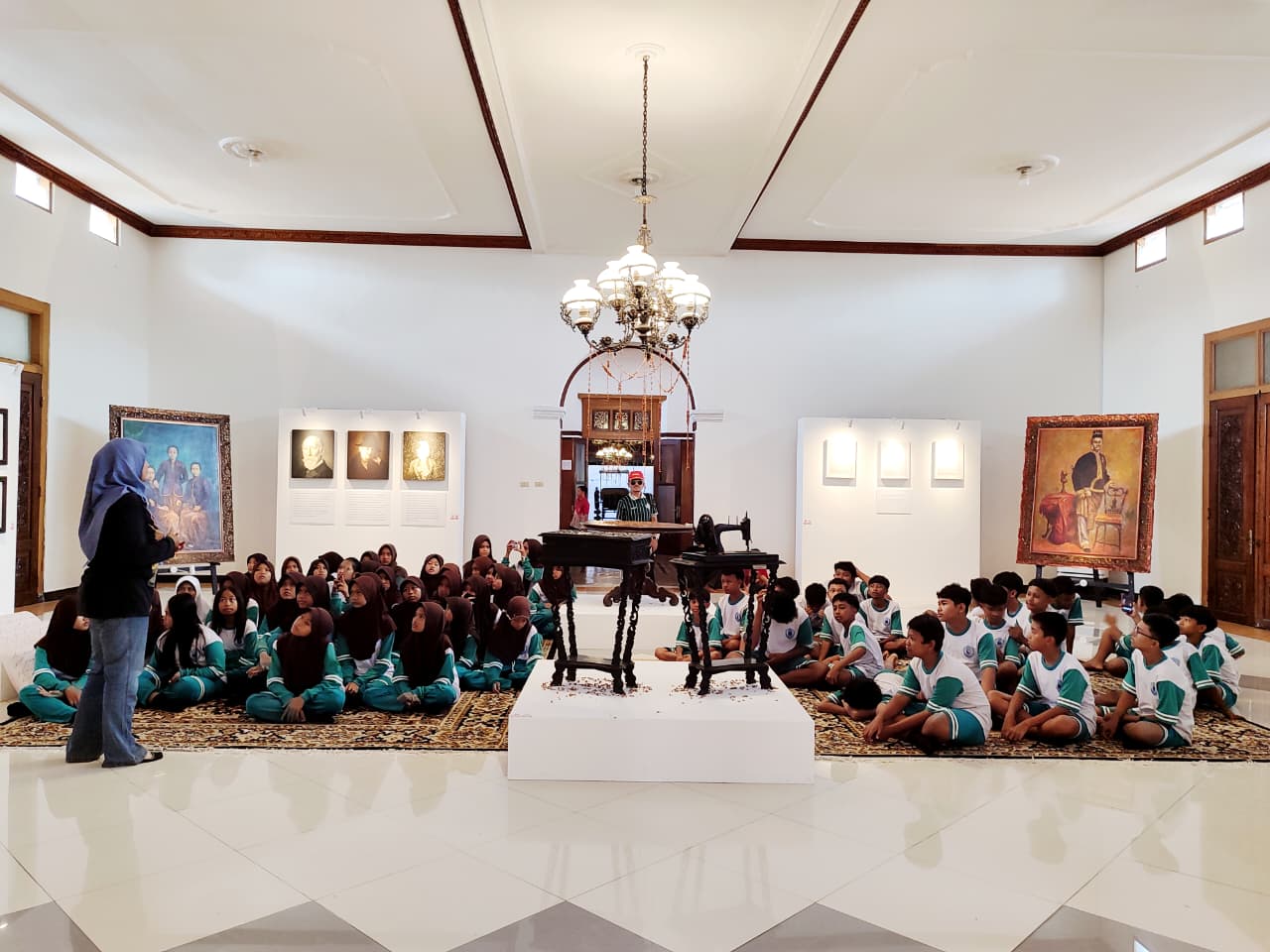 KHIDMAT: Para pengunjung tengah menyisir setiap sudut dari Musuem Kartini.