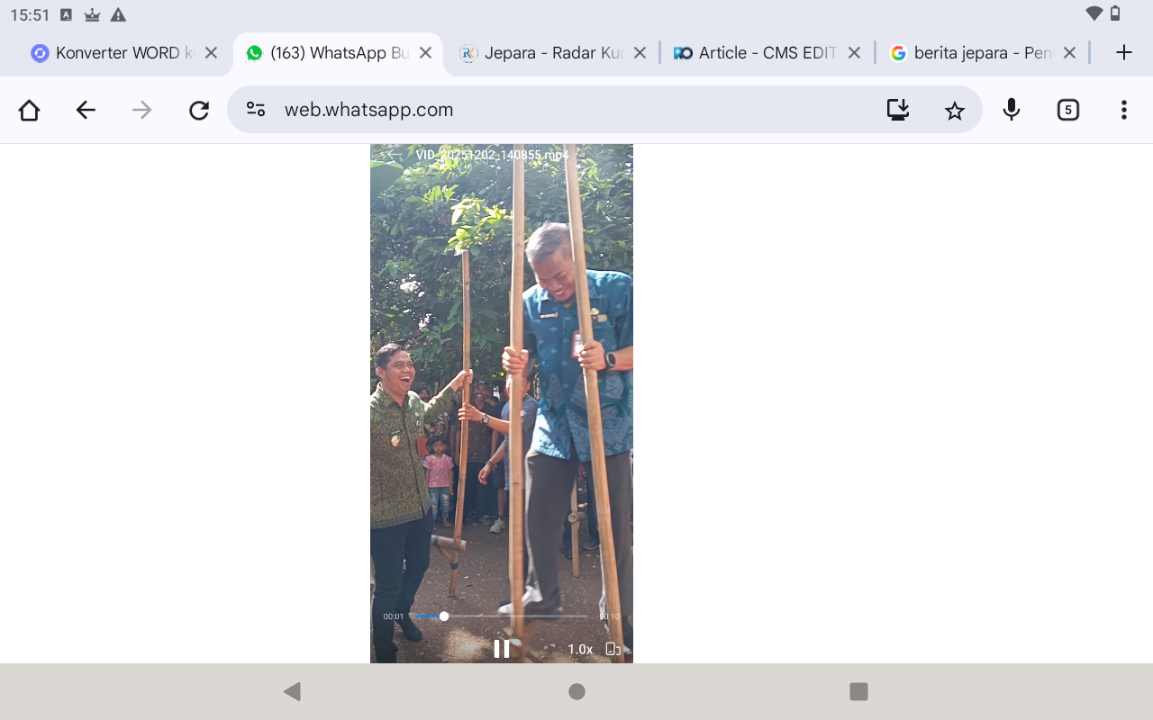 NOSTALGIA: Sekda Jepara Ary Bachtiar bersama Bupati Jepara Witiarso Utomo mencoba bermain egrang.